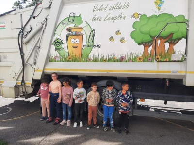 Karolyut_202504_FOLD_NAPJA_11